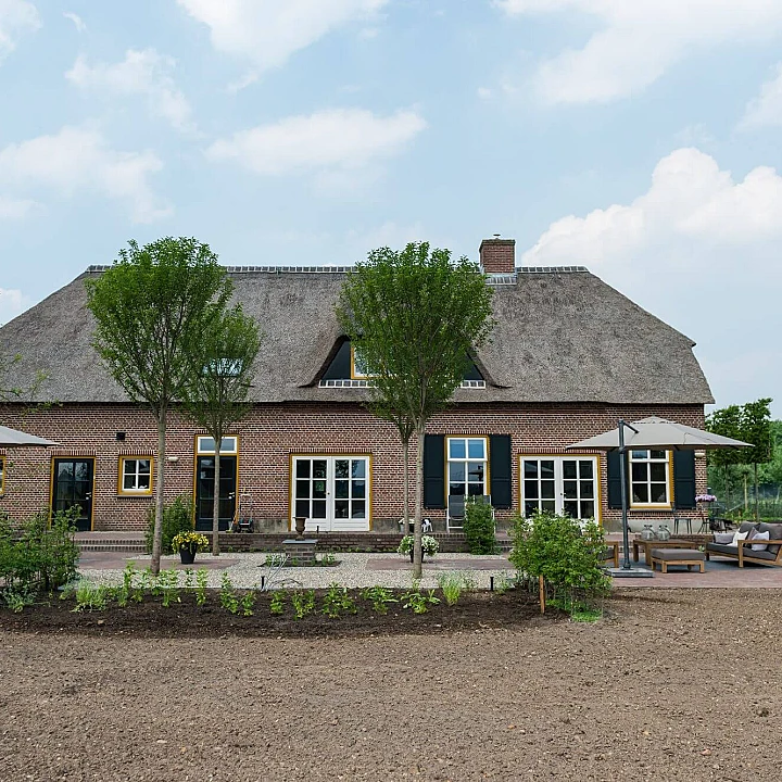 Boerderijtuin met natuurlijke vijver