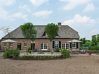 Boerderijtuin met natuurlijke vijver